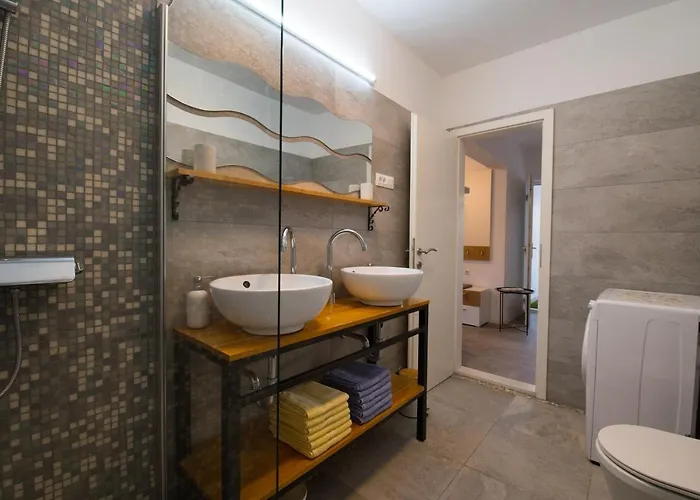 Stone House Marin Tatil Evi Kostanje